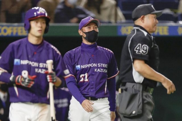 西濃運輸戦で指揮を執る日本製鉄かずさマジックの渡辺俊介監督(中央)=東京ドーム(C)Kyodo News