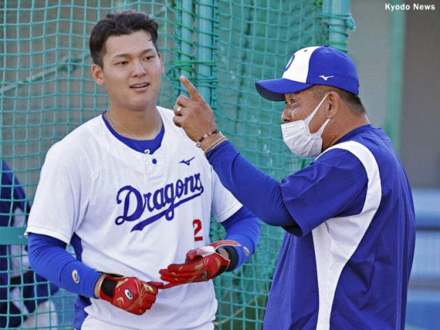 中村紀洋コーチの指導を受ける石川昂弥 (C) Kyodo News
