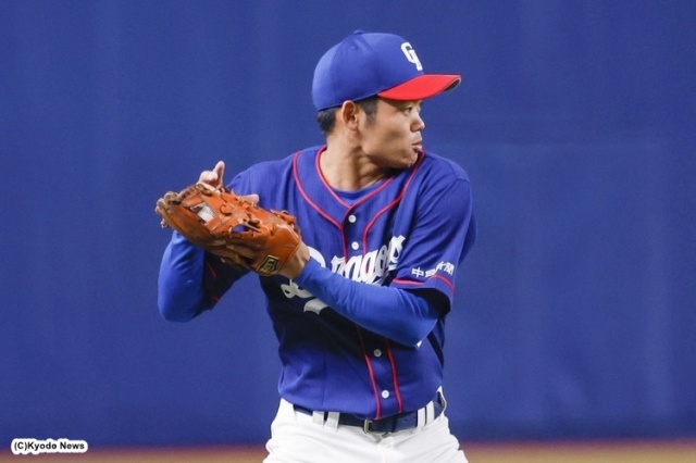 7回裏、DeNA・藤田の打球を握り損ねてしまう中日の遊撃・根尾 (C)Kyodo News