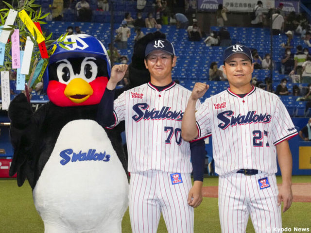笑顔でポーズをとるヤクルトの小沢と中村 (C) Kyodo News