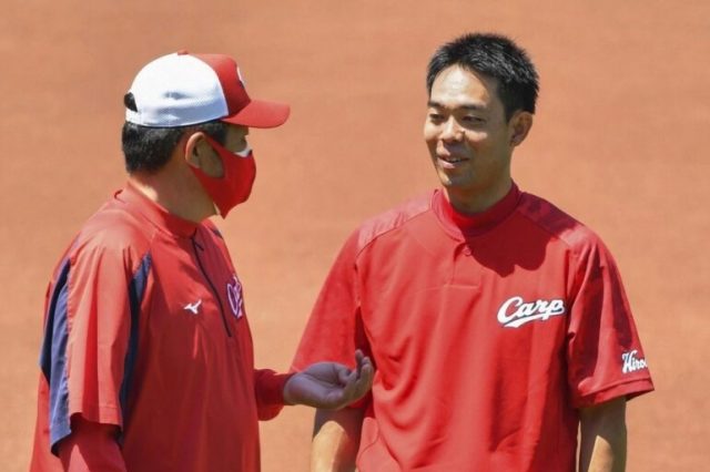 広島・佐々岡監督と話す秋山翔吾(右)(C) Kyodo News