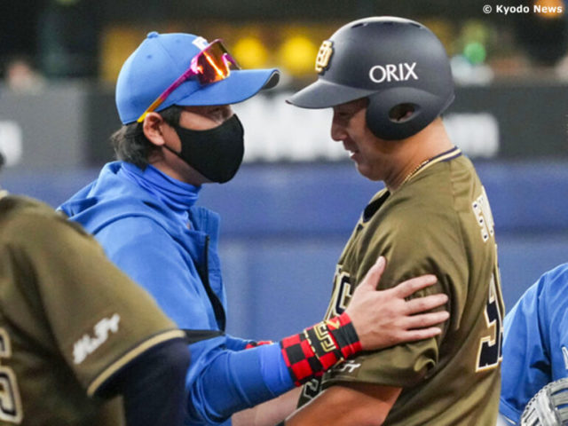 話題になった試合中のひと幕… (C) Kyodo News