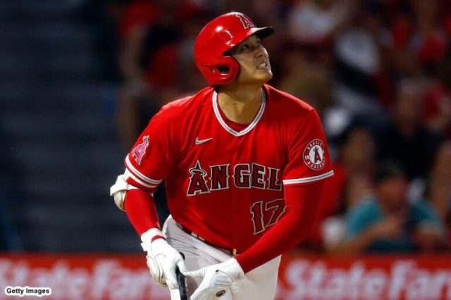 8回裏に中越えソロを放つエンゼルスの大谷翔平