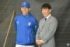 DeNAキャンプを訪れ三浦監督（左）と会話する侍ジャパン・井端監督