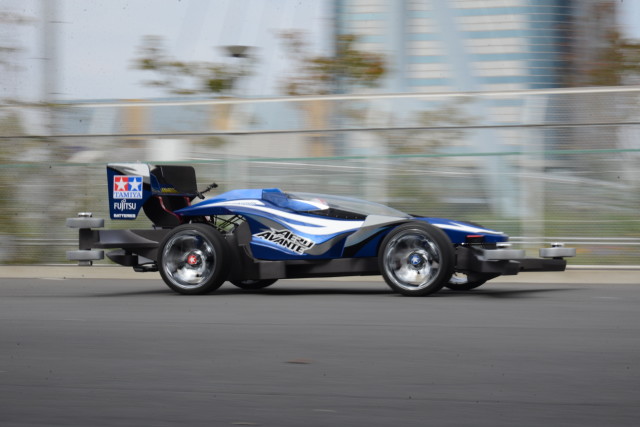 これぞ夢の実現。ミニ四駆を実車化、デモ走行は注目の的