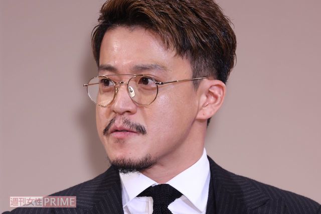(02)