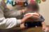 ホールケーキに何度も顔を押しつけられる幼児(母親のTikTokより)