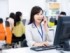オフィスで電話中の女性　※写真はイメージ（maroke/stock.adobe.com）
