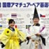 『ベストドレッサー賞』に輝いた衣装をまとって。（左から）衣装を制作した母、着用した息子（画像提供：フウセンカヅラさん）