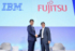 ガッチリと握手する富士通の時田社長（右）と日本IBMの山口社長（出典：日本IBM提供）