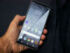 ���ˡ��Ρ�Xperia 1 VIII�����Ρ��ϥ�����ɥ��ޡ��ȥե���Ծ�ˤ����Ƶ��Ť�3.5mm�����ǥ�������å�����ܤ򺣤�ʤ���³���Ƥ���ʼ̿���Xperia 1 VIII�μµ���