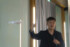 手のひらから離陸させたVERSAを見守るZERO ZERO ROBOTICSのMQ Wang CEO