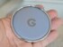 手のひらに収まるコンパクトな円形状のデザインで、中央にはGoogleのロゴがあしらわれている