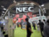 NECPCブースの全景。「NEC」の大きなサインを掲げたアーチ型のエントランスが特徴的だった