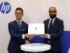 EliteBook 8 G2iW 14を手にする日本HPの岡戸伸樹社長（左）と米HPのギャガン・シン氏（右）