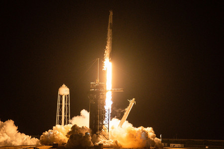米フロリダ州のケネディ宇宙センターからロケットで打ち上げられる宇宙船「クルードラゴン」=15日(AFP時事)