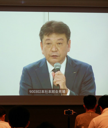 記者会見でモニター越しに説明する東京電力の小早川智明社長=22日午後、東京都千代田区
