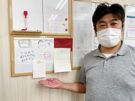 弁当の無料提供サービス利用者からの感謝の手紙と、弁当店店長の杉原充さん=大阪府寝屋川市(杉原さん提供)