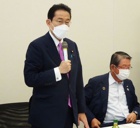 JA福島中央会幹部との意見交換会であいさつする自民党の岸田文雄前政調会長(左)=24日午前、衆院議員会館