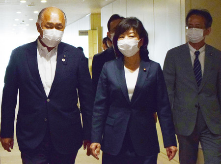東京都庁を訪問した自民党の野田聖子幹事長代行(手前右)=24日午前、東京都新宿区