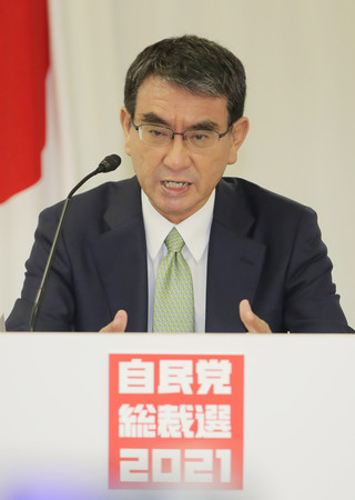 オンラインで開催された政策討論会で発言する河野太郎規制改革担当相=25日午後、東京・永田町の自民党本部