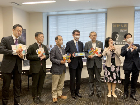 全日本ろうあ連盟の関係者らと面会後、写真に納まる河野太郎規制改革担当相(中央)=26日午後、衆院議員会館