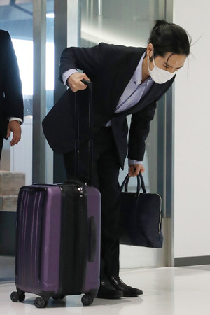 成田空港に到着し、一礼する小室圭さん=27日午後、千葉県成田市