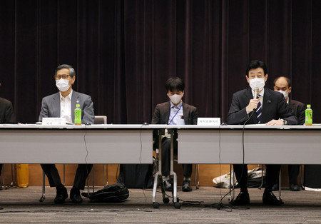 新型コロナウイルス対策の専門家らでつくる基本的対処方針分科会の冒頭、発言する西村康稔経済再生担当相(手前右)。同左は尾身茂会長=28日午前、東京都千代田区