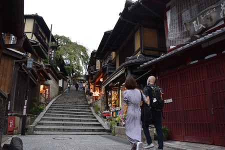 客足が遠のき、休業する店も多い清水寺近くの産寧坂=28日午後、京都市東山区