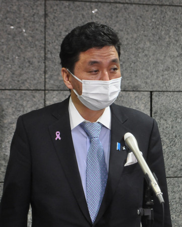 記者団の取材に応じる岸信夫防衛相=25日夕、東京都新宿区の防衛省