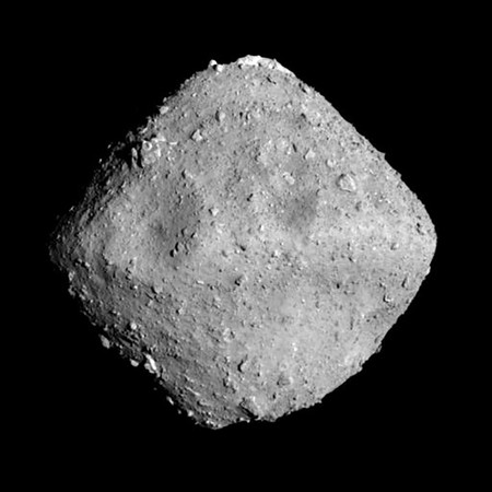 探査機「はやぶさ2」が撮影した小惑星「りゅうぐう」=2018年6月(JAXA、東大など提供)