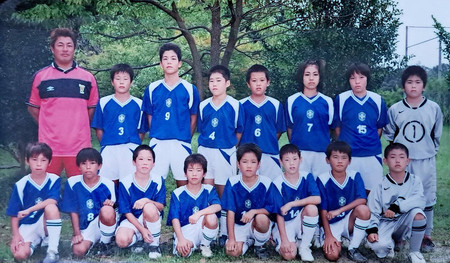 小学5年生の頃の浅野拓磨選手(前列左から4人目)と恩師の清水保博さん(後列左端)(清水さん提供)