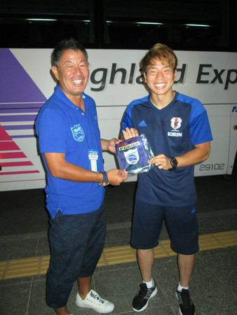 サッカーW杯代表の浅野拓磨選手(右)と恩師の清水保博さん=2016年6月、長野県(清水さん提供)