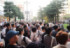 参院選候補者の演説を聴く有権者ら＝４日、大阪市