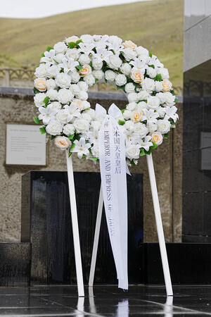 天皇、皇后両陛下が「日本人死亡者慰霊碑」の前に供えられた花輪=8日、ウランバートル(代表撮影・時事)