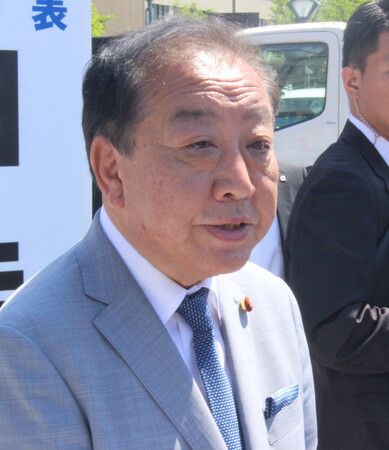 記者団の取材に応じる立憲民主党の野田佳彦代表=9日午前、青森市
