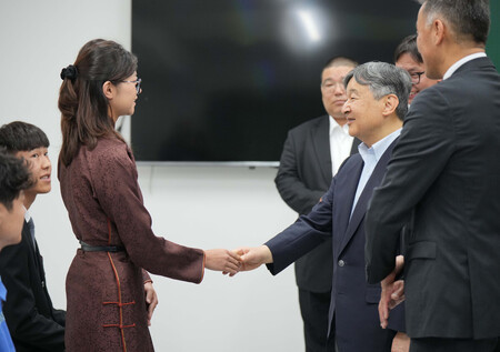 モンゴルコーセン技術カレッジで、学生たちと懇談される天皇陛下=9日、ウランバートル(代表撮影・時事)