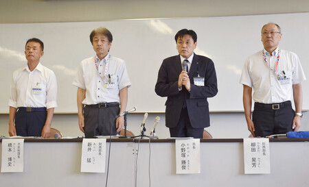 埼玉県所沢市職員の逮捕を受け、記者会見する小野塚勝俊市長(右から2人目)=10日午後、同市