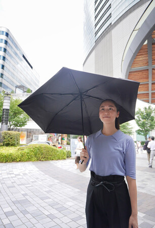 東京都内の主要駅でアプリを使ってレンタルできる日傘=10日午後、東京都千代田区