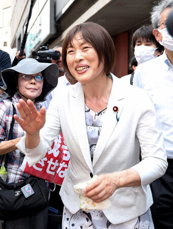 支援者にあいさつする共産党の田村智子委員長=3日、東京都豊島区