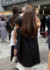 子どもを抱え、参政党の街頭演説を聴く女性＝６月２５日、東京都千代田区（一部、画像処理してあります）