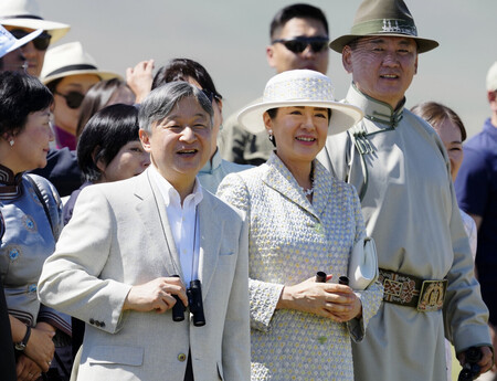 フイ・ドローン・ホダグ競馬会場で、モンゴルのフレルスフ大統領夫妻と競馬を観戦される天皇、皇后両陛下=12日、ウランバートル近郊(代表撮影・時事)