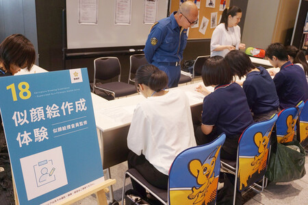 警視庁が開いた採用イベントで設けられた似顔絵作成の体験コーナー=12日、東京都港区