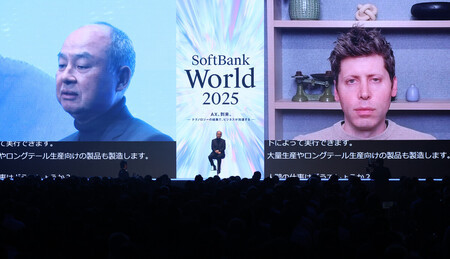講演会で米オープンAIのアルトマン最高経営責任者(CEO)と画面越しに対談するソフトバンクグループ(SBG)の孫正義会長兼社長=16日、東京都港区