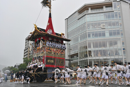 祇園祭の山鉾(やまほこ)巡行の辻回し=17日午前、京都市