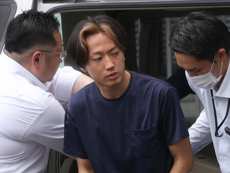 警視庁高島平署に入る本谷拓磨容疑者(中央)=16日、東京都板橋区
