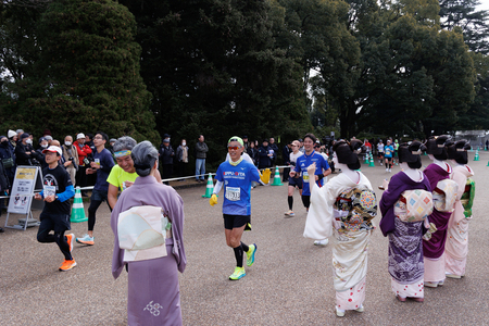 京都マラソン2025で舞妓(まいこ)らの応援を受けるランナー=2025年2月16日、京都市(京都マラソン実行委員会提供)