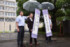 大津地裁での判決後、「県に勝訴」などと書かれた紙を掲げる弁護団メンバーら＝１７日午後、大津市