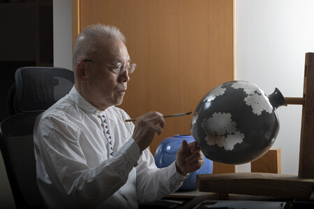 制作中の中田一於さん(文化庁提供)