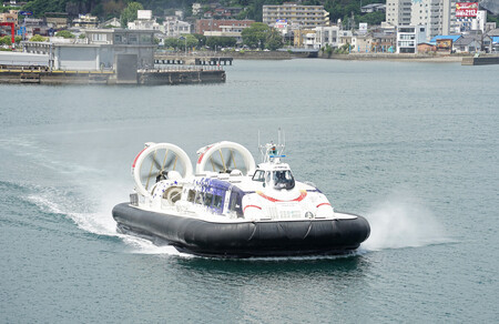 16年ぶりに復活する大分空港(大分県国東市)と大分市を結ぶホーバークラフト=19日午前、大分市